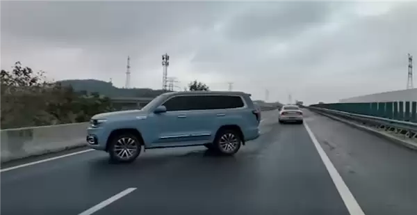 高速上掉头吓得小车紧急闪避 司机：我以为什么逆行 赶紧纠错