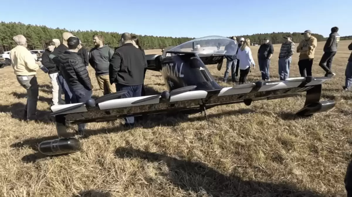 Pivotal Aero 电动飞行汽车首次试飞：最高时速 97 公里、满电续航 40 公里，无需飞行驾照