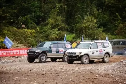 张家界天门山盘山路实拍：九十九道急弯挑战驾驶极限