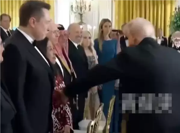 马斯克受邀参加晚宴 特朗普特意留步拍了拍他肚子