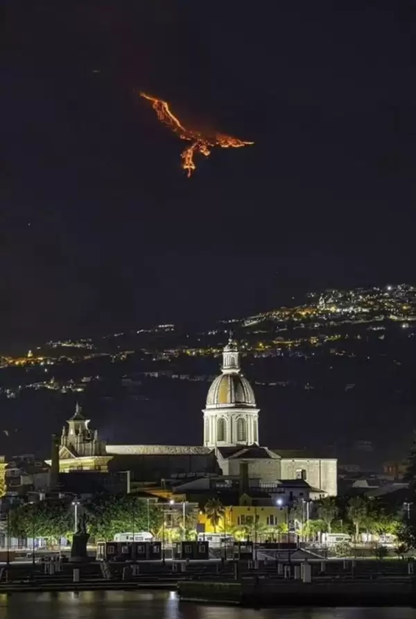 夏威夷基拉韦厄火山喷发：形成高达1500英尺的“熔岩之翼”