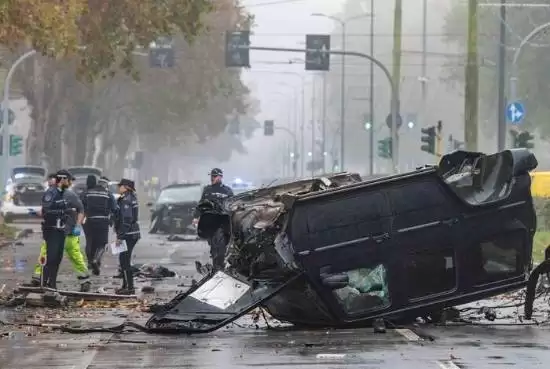 米兰车祸导致1死多伤：无证驾驶奔驰高速相撞酿惨剧