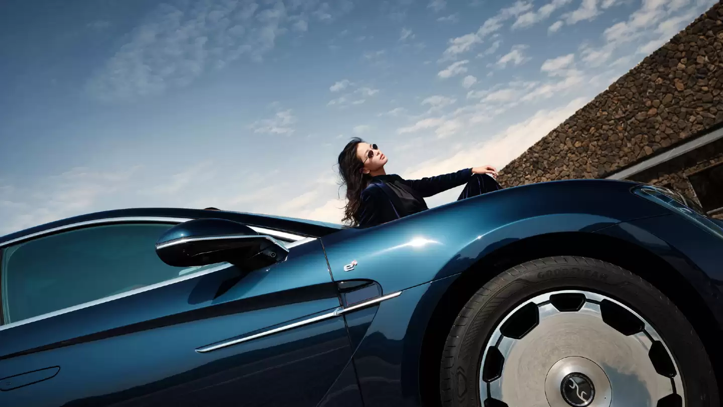 比亚迪仰望 U7 全新车身配色“星河蓝”11月21日亮相广州车展，现款62.8万元起