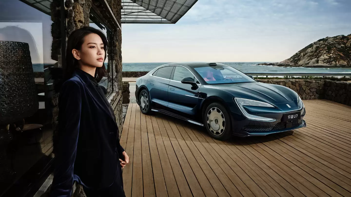 比亚迪仰望 U7 全新车身配色“星河蓝”11月21日亮相广州车展，现款62.8万元起