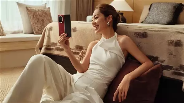 华为Mate X7四配色官图发布：独一无二新设计 最强辨识度