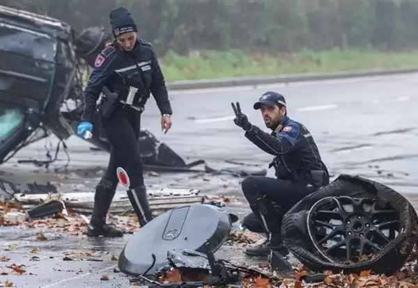 意大利米兰发生惨烈事故:奔驰大G被撞翻车并断成两截