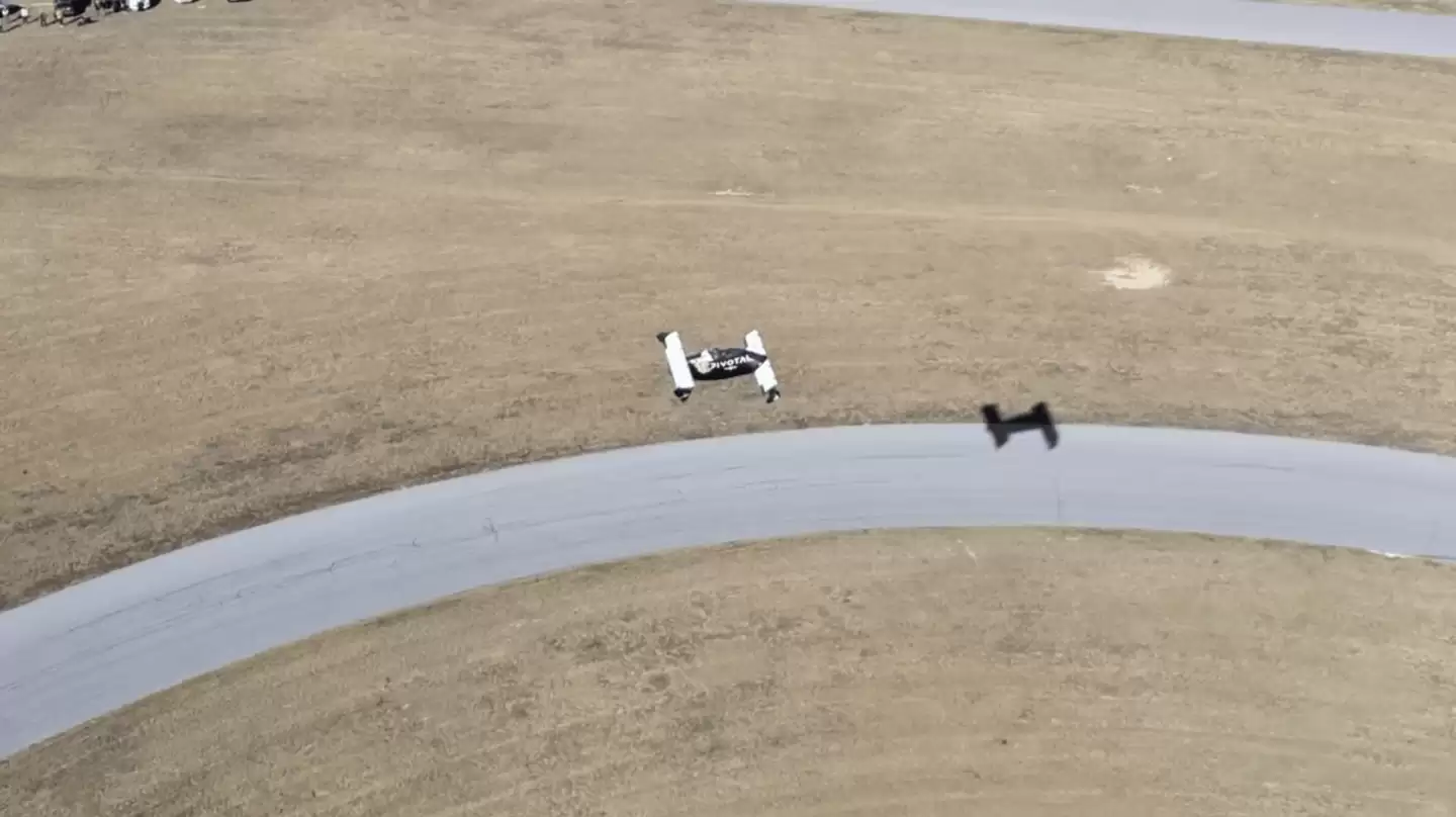 Pivotal Aero 电动飞行汽车首次试飞：最高时速 97 公里、满电续航 40 公里，无需飞行驾照