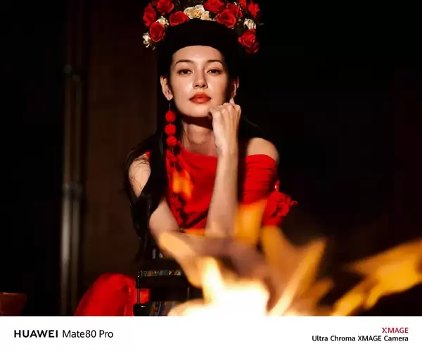 何刚晒华为Mate 80系列实拍样张：红枫影像色彩表现一绝