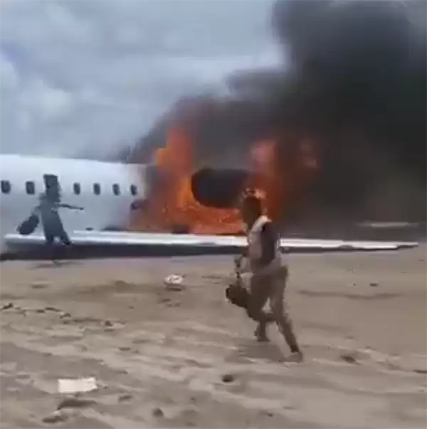 刚果金一架飞机降落时坠毁起火:机上乘客拍下全过程