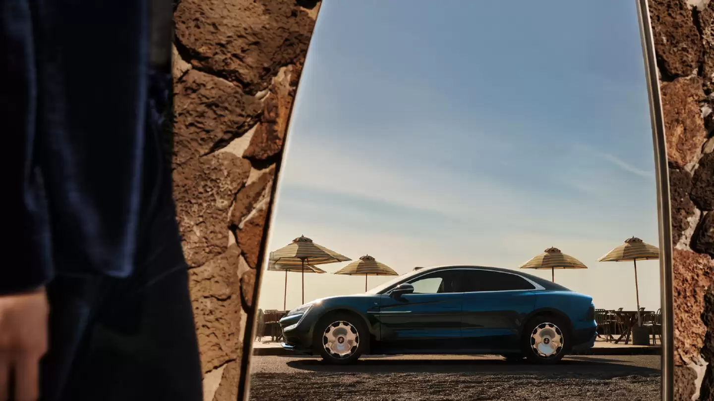 比亚迪仰望 U7 全新车身配色“星河蓝”11月21日亮相广州车展，现款62.8万元起