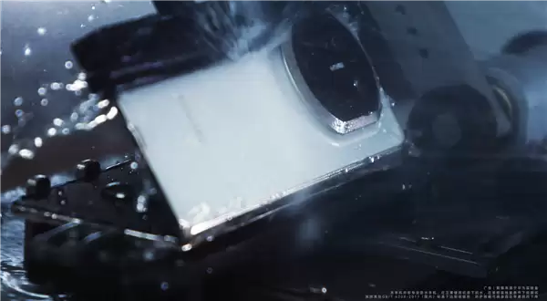 华为Mate X7搭载全新折叠玄武架构：更耐摔、连80℃热水也不怕