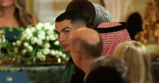 C罗与未婚妻在白宫自拍：马斯克等亿万富翁同框