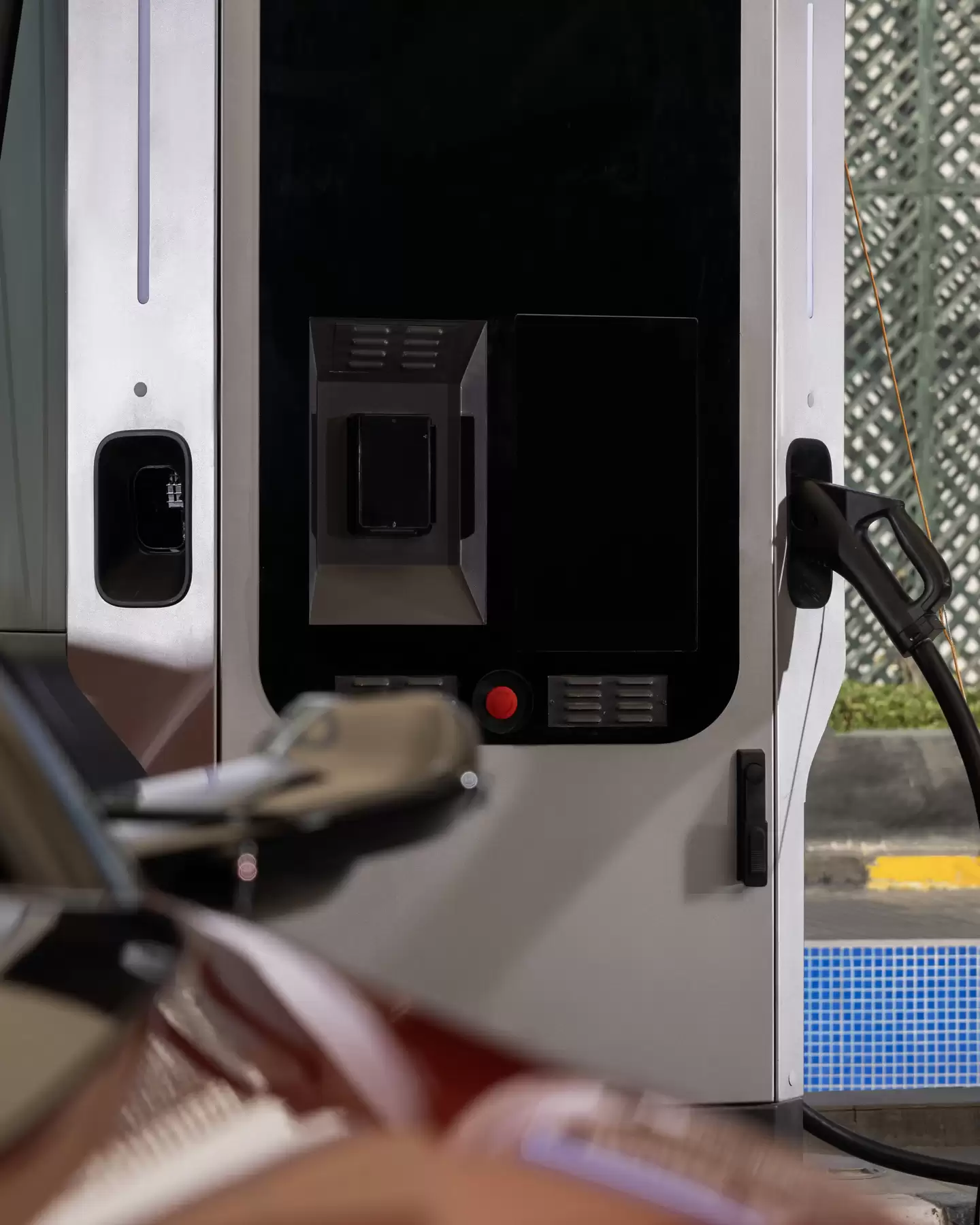 莲花跑车 Emeya 刷新其充电记录：102 kWh 电池组，10% 充至 80% 仅需 13 分钟 35 秒