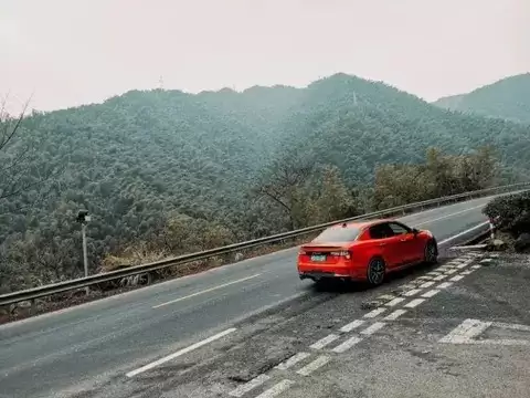 太姥山险弯驾控:9点-3点握姿与渐进转向的完美配合