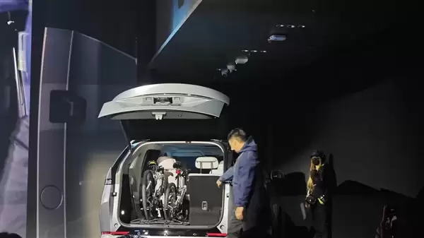 小鹏X9行业首發三排电动三折叠：秒变1米8瑜伽房