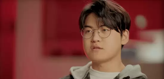 T1三冠AD Gumayusi离队引粉丝抗议，广告车围基地声讨管理层