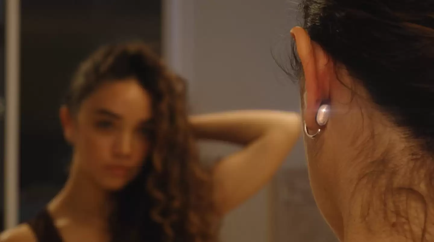 “全球最小可穿戴设备”:Lumia 2 智能耳环登场,重量不足 1 克、满电续航 8 天