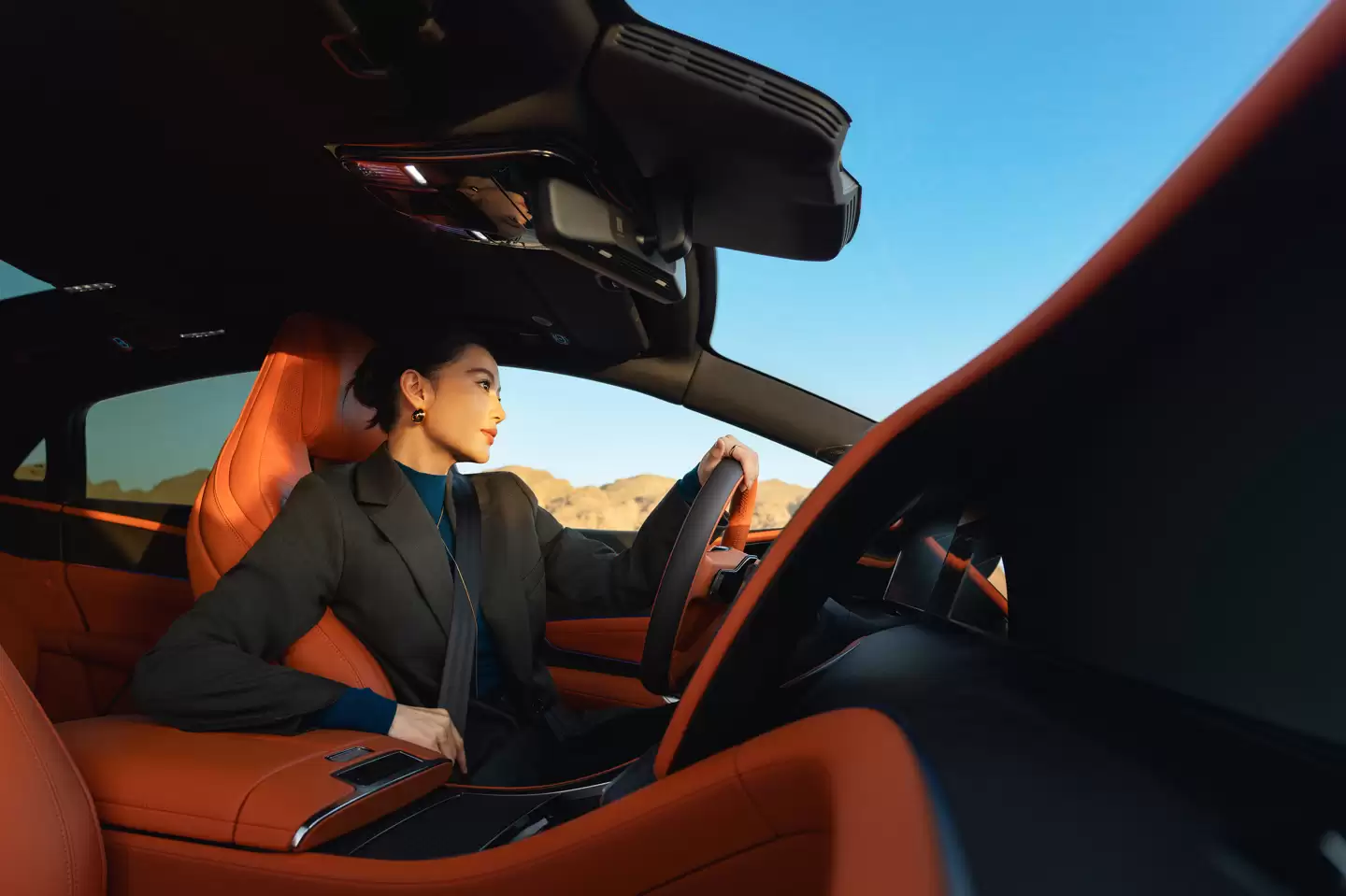 比亚迪官宣仰望 U7 豪华轿车全新“旭光橙”内饰配色,11月21日亮相