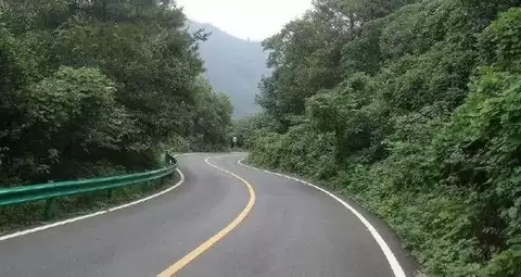 张家界盘山路驾驶手册：手动挡换挡技巧与安全操控