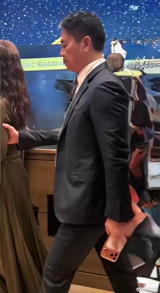 马云和刘强东都用上了iPhone 17 Pro Max 这些明星也在用