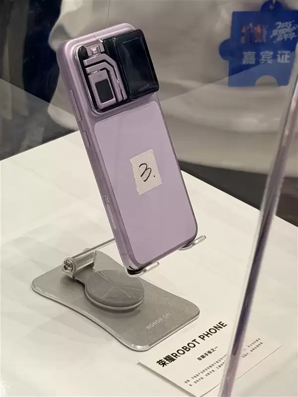ROBOT PHONE亮相:AI与机械融合的影像新物种