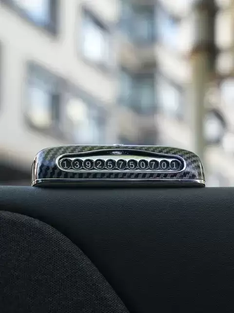 高颜值磁吸停车牌：碳纤设计+隐私保护