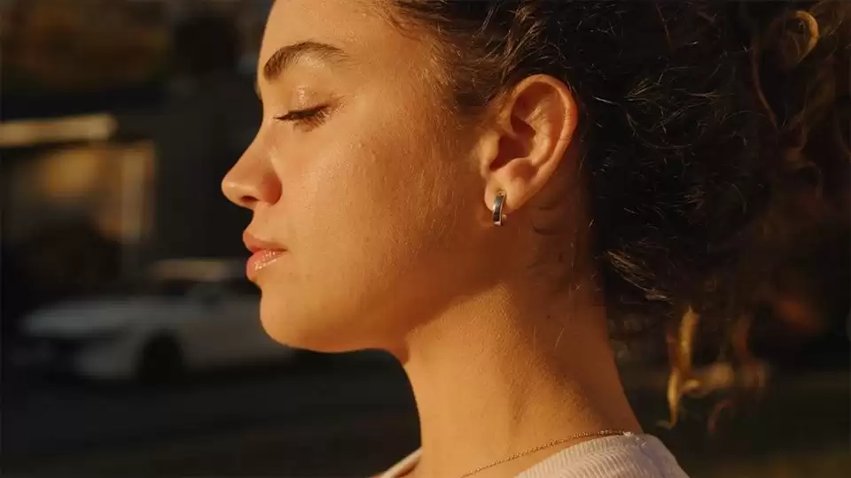 “全球最小可穿戴设备”:Lumia 2 智能耳环登场,重量不足 1 克、满电续航 8 天