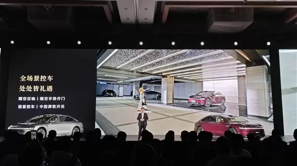 鸿蒙智行最美轿车！新款享界S9亮相：全新寰宇之星车标