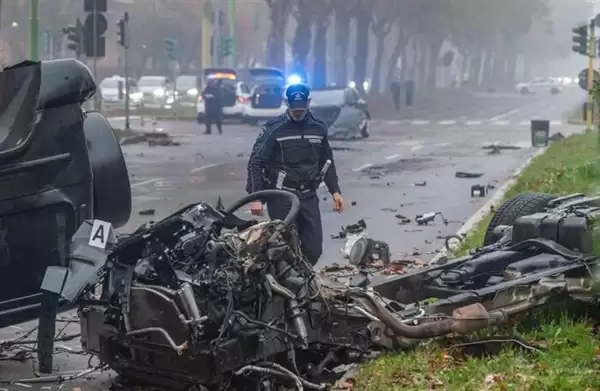 意大利米兰发生惨烈事故：奔驰大G被撞翻车并断成两截