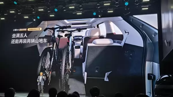 小鹏X9行业首发三排电动三折叠：秒变1米8瑜伽房