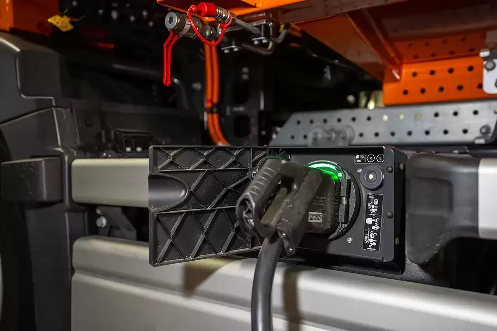 又安静又环保,18辆奔驰电动垃圾清运车在德国一城市上岗