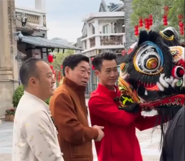 魏建军体验岭南文化：跟全运会头狮学舞狮 称自己是师弟