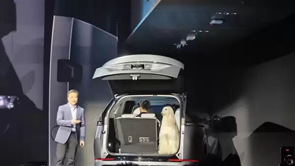 小鹏X9行业首发三排电动三折叠：秒变1米8瑜伽房