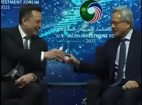 马斯克称未来金钱将无关紧要 黄仁勋接话：到时发短信提前告诉我