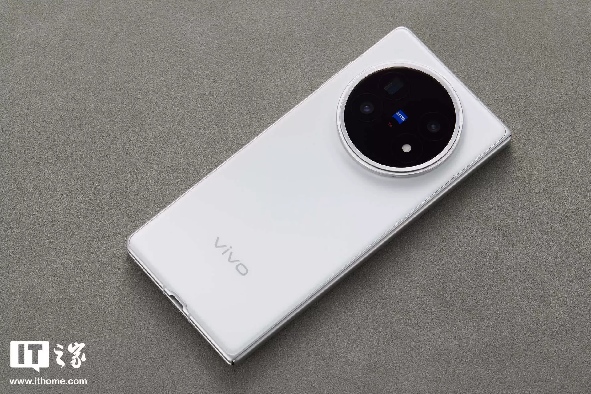 消息称 vivo X Fold6 大折叠手机走普及路线,目前测试骁龙 8 Gen 5 芯片