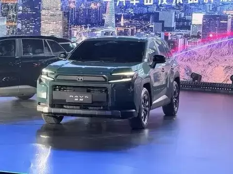 全新RAV4荣放耀世登场，硬朗设计+高阶智能引领SUV新风向