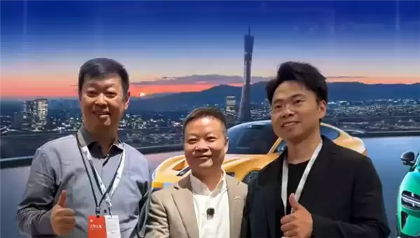 何小鹏参观小米汽车展台 胡峥楠陪同