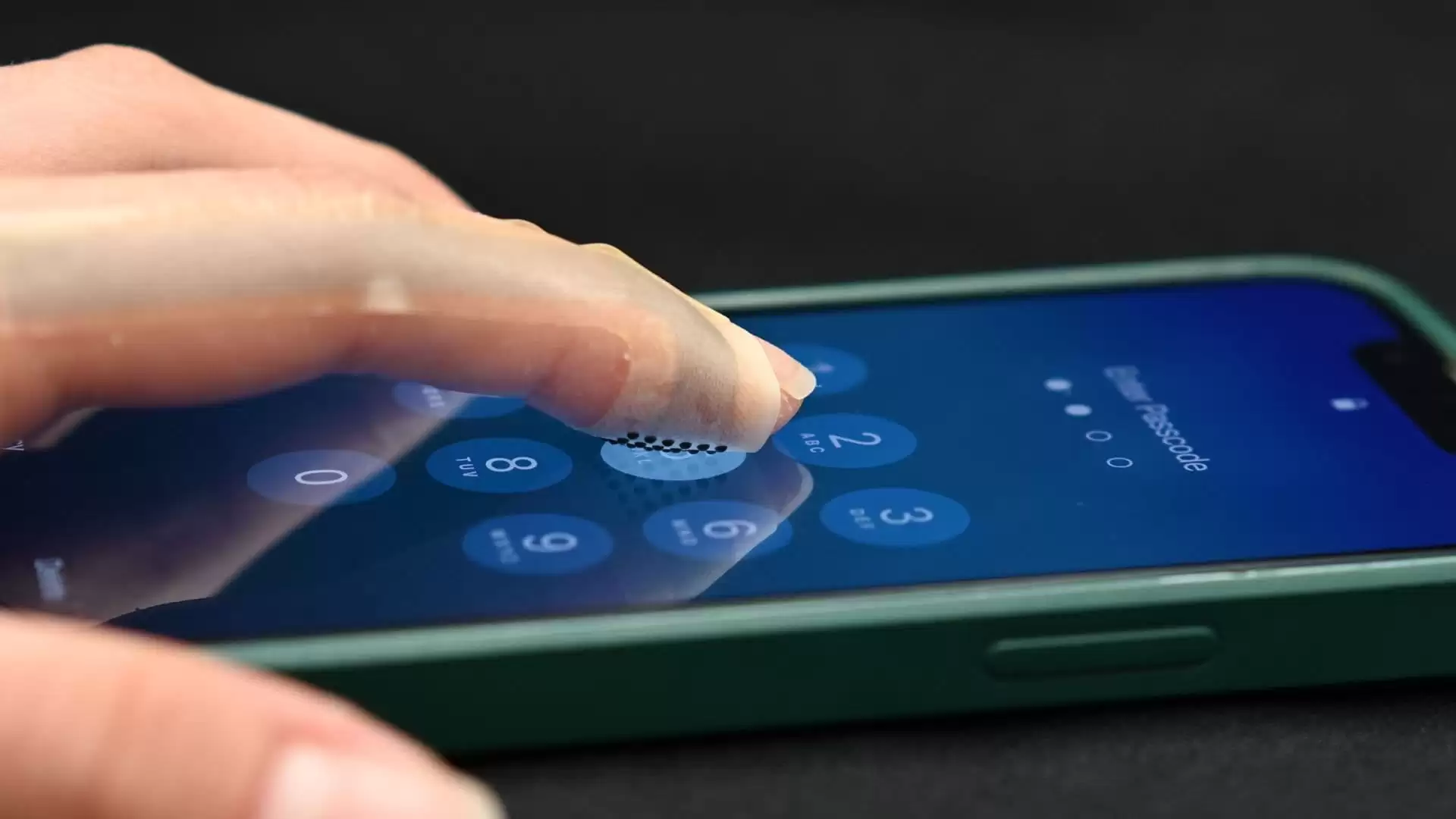 终于能“摸”到数字世界了，媲美人类指尖触觉分辨率的可穿戴设备问世