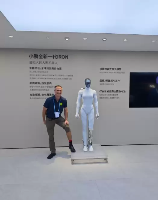 小鹏展出国产剪腿自证人形机器人引爆广州车展