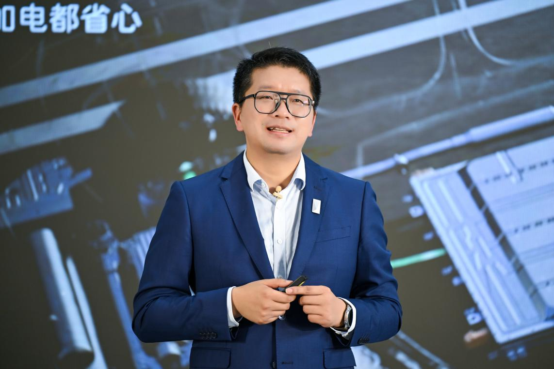 全系标配华为乾崑ADS 4&鸿蒙5智能座舱、9安全气囊、双零重力座椅、英国之宝音响系统、电吸门、宁德时代电池