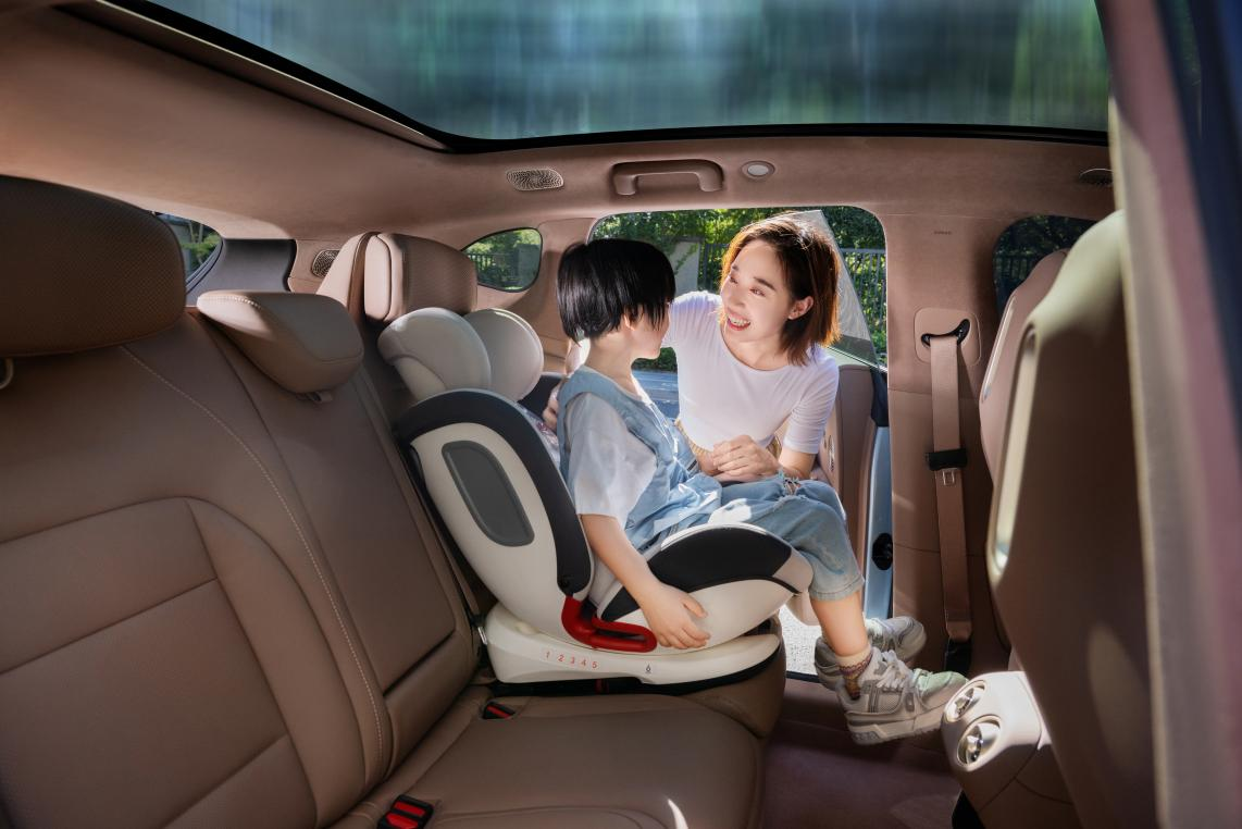 全系标配华为乾崑ADS 4&鸿蒙5智能座舱、9安全气囊、双零重力座椅、英国之宝音响系统、电吸门、宁德时代电池