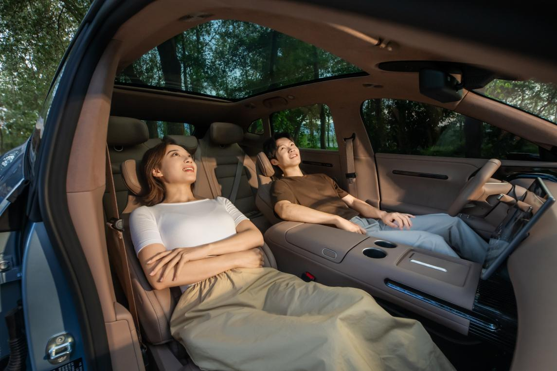 全系标配华为乾崑ADS 4&鸿蒙5智能座舱、9安全气囊、双零重力座椅、英国之宝音响系统、电吸门、宁德时代电池