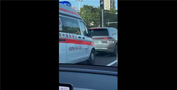 广州一小车拒不礼让救护车被罚 扣3分罚200元：网友吐槽素质低、应重罚
