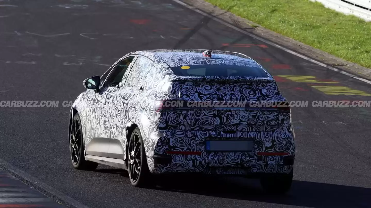 奥迪原型车现身纽北赛道：圆润车顶 + 分体大灯，预估为纯电版 Q2