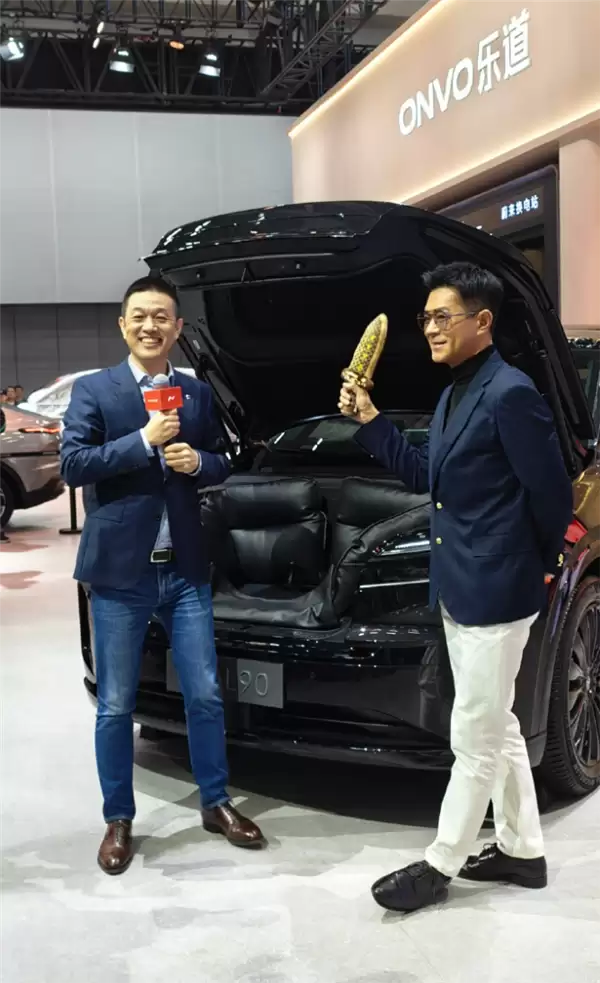 古天乐现身乐道展台秀粤语+李彬现场回赠一把“宝剑”