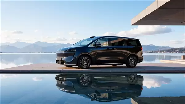 余承东放言超越所有旗舰!智界认领鸿蒙智行首款MPV