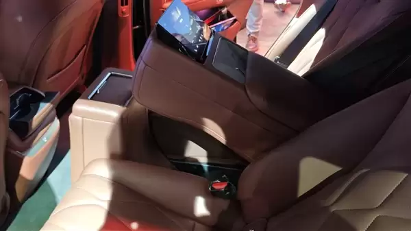 一键变尊贵四座!广汽昊铂A800内饰公布:全球首创2+1变形座椅