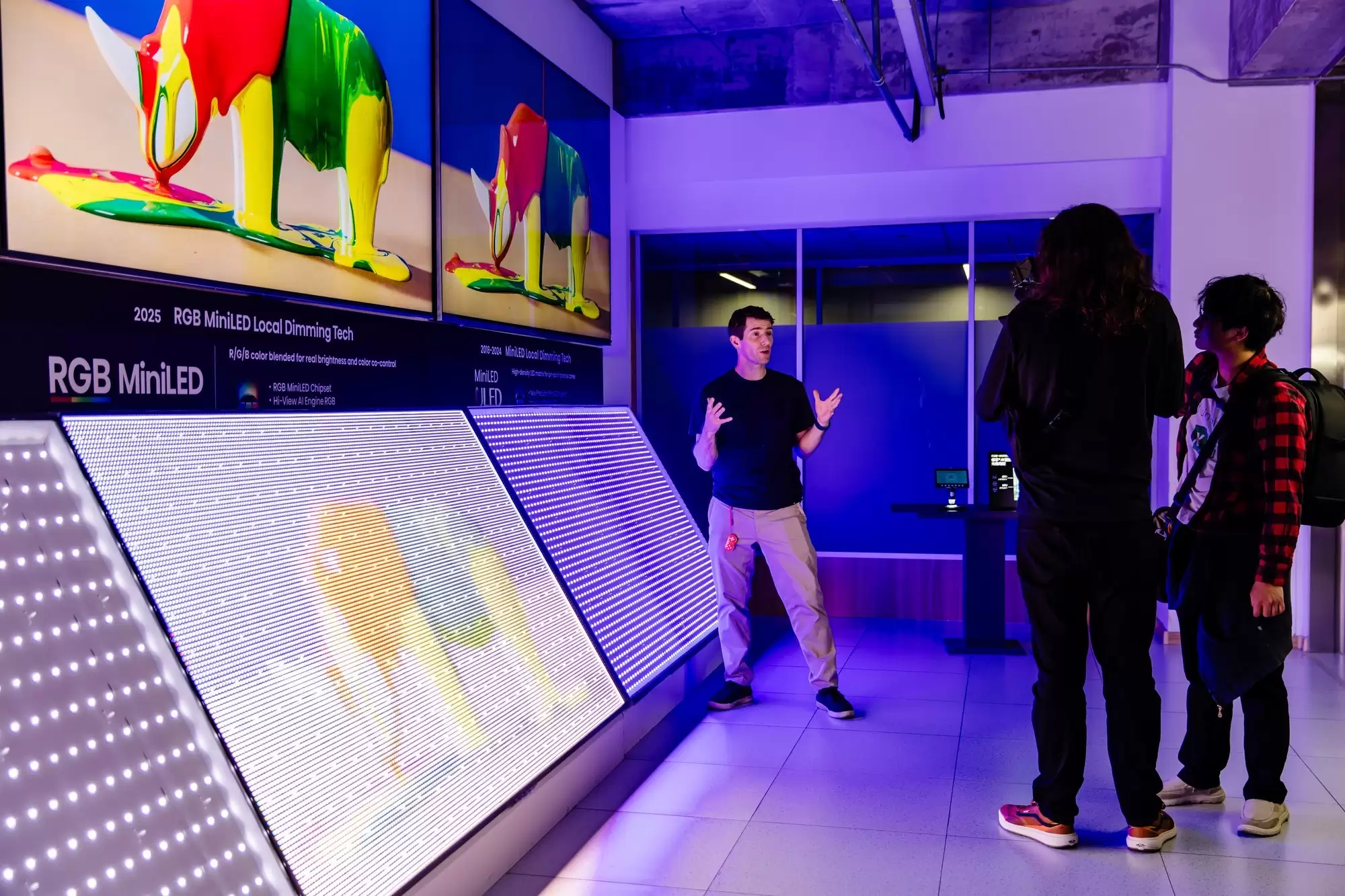 让HDR内容真正“炸”出来!美国千万粉丝博主探秘海信RGB-Mini+LED电视