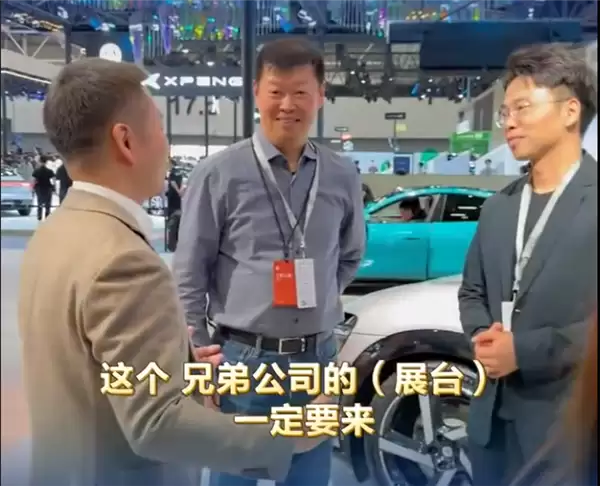 何小鹏参观小米汽车展台 胡峥楠陪同