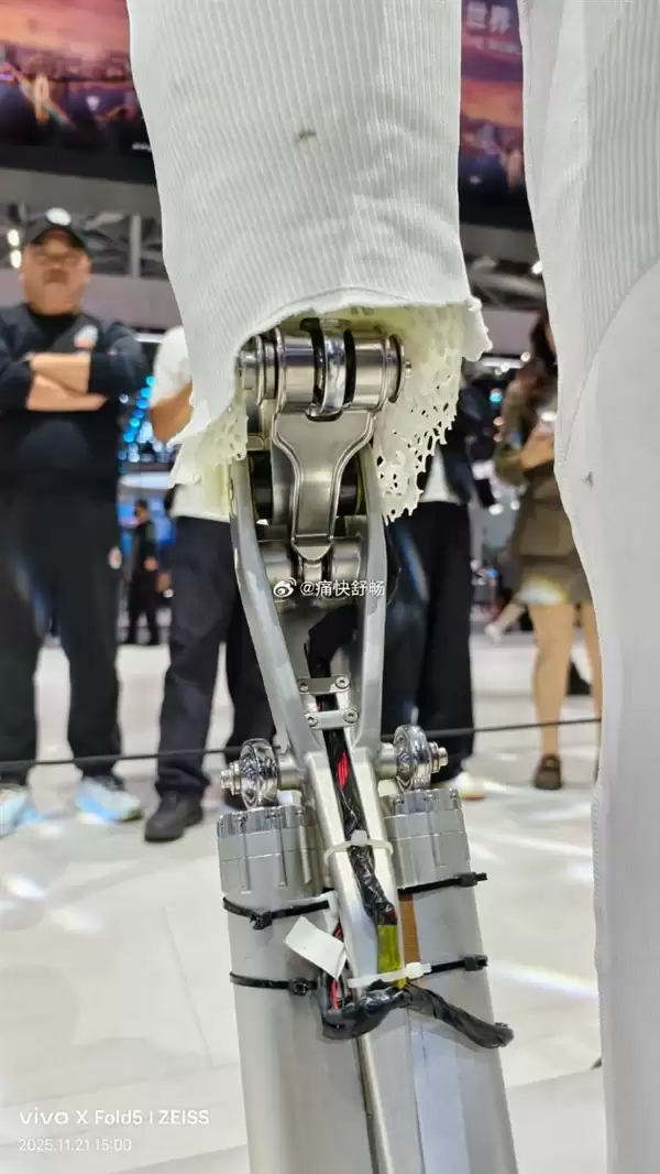 小鹏IRON机械骨骼细节照感受下：既酷又悲壮